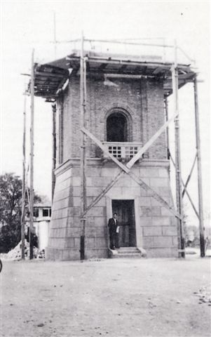 Il campanile Borghetto in costruzione accanto alla nuova chiesa nel 1948.